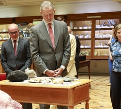 Su Majestad el Rey observa varios ejemplares de fósiles y rocas expuestos en el Museo Geominero
