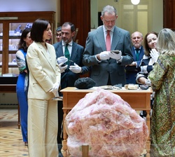 El Rey junto a responsables del CSIC y del IGME-CSIC durante la visita al centenario del Museo Geominero