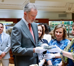 Su Majestad El Rey recibe explicaciones durante la visita