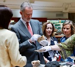 El Rey durante su recorrido por la Colección de Sistemática Mineral del Museo Geominero