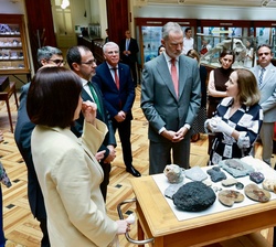 Su Majestad El Rey recibe explicaciones durante la visita