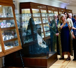 Su Majestad el Rey durante la visita a la exposición temporal organizada por el centenario del museo