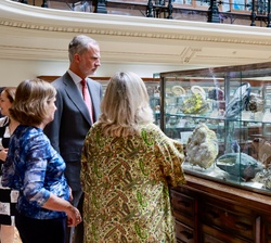 Don Felipe en la visita al Museo Geominero del IGME-CSIC