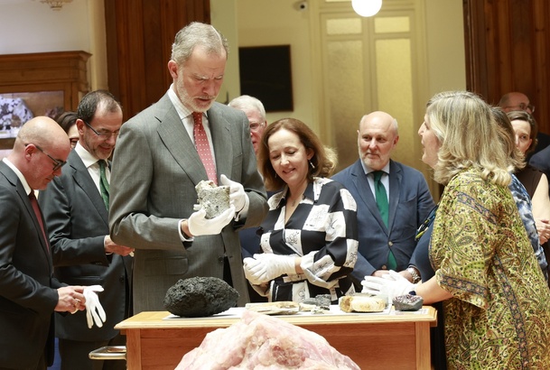 El Rey recibe explicaciones sobre las colecciones paleontológicas y mineralógicas del museo