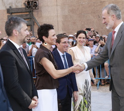 Su Majestad el Rey es recibido por la Secretaria de Estado de Política Territorial, Myriam Álvarez Páez
