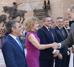 Su Majestad el Rey a su llegada a Las Ventas recibe el saludo de la presidenta de la Asociación de la Prensa de Madrid, Maria Rey