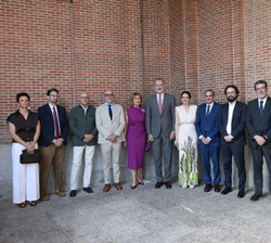 Fotografía de grupo de Su Majestad el Rey con las autoridades y los directores de medios de comunicación que cubren la información taurina