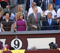 Su Majestad el Rey, en la barrera del tendido 9, saluda a los asistentes al festejo, acompañado de la presidenta de la Asociación de la Prensa de Madr
