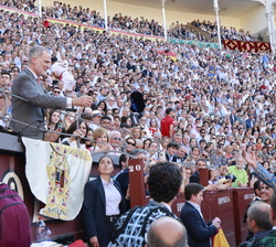 El diestro Diego Urdiales brinda el toro a Su Majestad el Rey