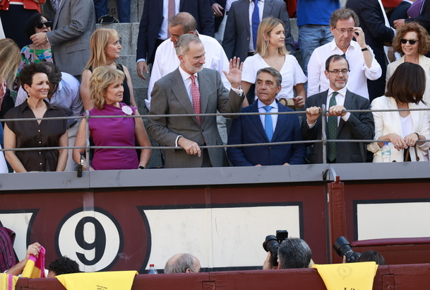Su Majestad el Rey, en la barrera del tendido 9, saluda a los asistentes al festejo, acompañado de la presidenta de la Asociación de la Prensa de Madr