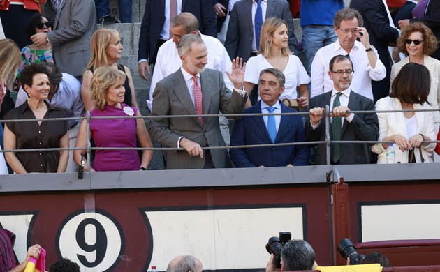 Su Majestad el Rey, en la barrera del tendido 9, saluda a los asistentes al festejo, acompañado de la presidenta de la Asociación de la Prensa de Madr