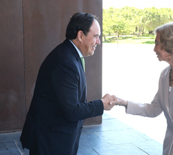 Su Majestad la Reina Doña Sofía recibe el saludo del presidente de la Generalitat Valenciana, Juan Francisco Pérez-Llorca
