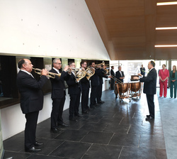 Doña Sofía atiende a una interpretación musical a su entrada al Auditorio