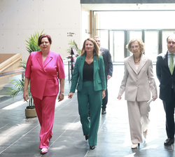Doña Sofía accediendo al Auditorio acompañada por las autoridades asistentes