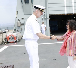 Su Majestad el Rey recibido a su llegada por la ministra de Defensa y de mandos de la Armada y de la Defensa