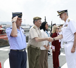 Su Majestad el Rey recibido a su llegada por de mandos de la Armada y de la Defensa