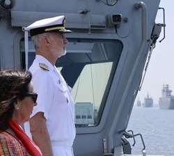 Su Majestad el Rey, a bordo del BAM “Audaz”, al inicio de la revista naval en aguas de la ría de Vigo