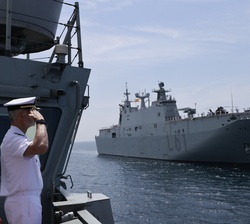 Su Majestad el Rey, a bordo del BAM “Audaz”, saluda durante la revista naval en aguas de la ría de Vigo