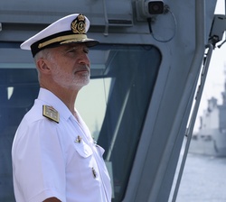  Su Majestad el Rey, a bordo del BAM “Audaz”, en la revista naval en aguas de la ría de Vigo