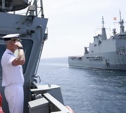 Su Majestad el Rey durante la revista naval en aguas de la ría de Vigo