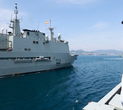 Su Majestad el Rey, a bordo del BAM “Audaz”, en la revista naval en aguas de la ría de Vigo