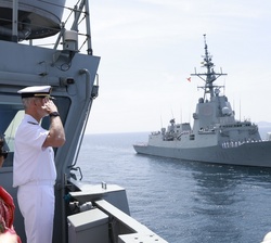 Su Majestad el Rey, a bordo del BAM “Audaz”, saluda durante la revista naval en aguas de la ría de Vigo