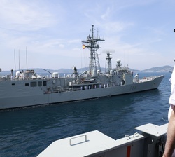 Su Majestad el Rey durante la revista naval en aguas de la ría de Vigo