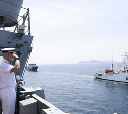 Su Majestad el Rey, a bordo del BAM “Audaz”, saluda durante la revista naval en aguas de la ría de Vigo