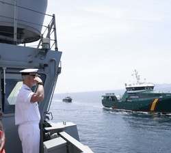 Su Majestad el Rey, a bordo del BAM “Audaz”, saluda durante la revista naval en aguas de la ría de Vigo