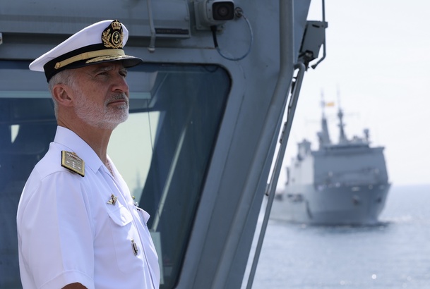  Su Majestad el Rey, a bordo del BAM “Audaz”, en la revista naval en aguas de la ría de Vigo
