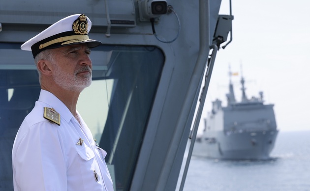  Su Majestad el Rey, a bordo del BAM “Audaz”, en la revista naval en aguas de la ría de Vigo