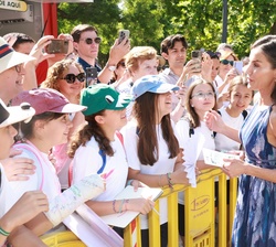 Doña Letizia a su llegada a la Feria del Libro, recibe el cariño de unos adolescentes