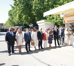 Su Majestad la Reina junto a las autoridades que la recibieron a su llegada