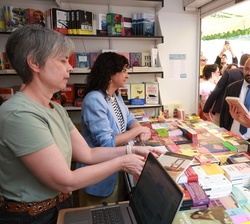 Doña Letizia a su paso por la librería Cervantes y compañía