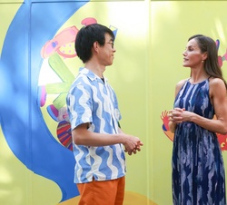 Doña Letizia junto a Miguel Pang, ilustrador y autori del cartel de la 85ª Feria del Libro de Madrid