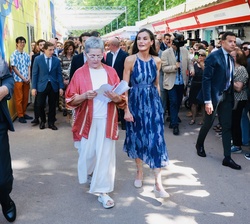 Su Majestad la Reina junto a la directora de la Feria del Libro de Madrid, Eva Orúe durante el recorrido