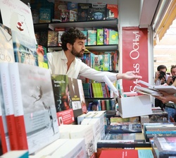 Doña Letizia recibe unos libros de parte de la librería Santos Ochoa