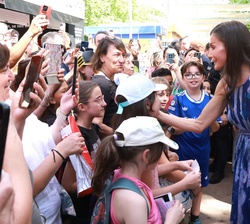 Durante el recorrido, Doña Letizia recibe el saludo de un grupo de escolares