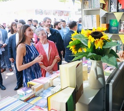 Su Majestad la Reina visita el stand de la librería Girasol