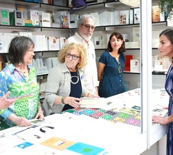 Su Majestad la Reina pasa por el stand de la Editorial Huerga y Fierro durante su visita