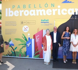 Su Majestad la Reina en el pabellón Iberoamericano junto a las autoridades