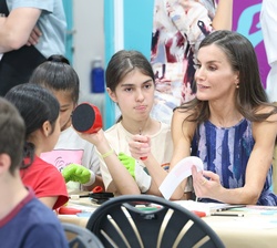Doña Letizia junto a unas alumnas durante el taller exlibris mediante la técnica de grabado en relieve