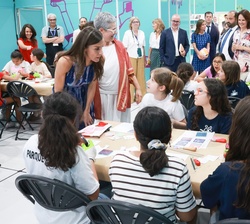 Su Majestad la Reina a su paso por el pabellón Infantil