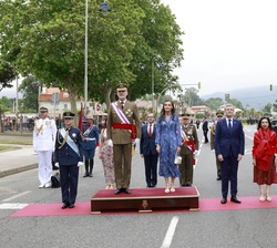 Sus Majestades los Reyes y Su Alteza Real la Princesa de Asturias, a su llegada a la avenida de Samil, con las autoridades