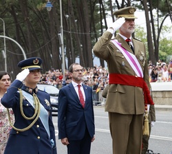 Sus Majestades los Reyes y Su Alteza Real la Princesa de Asturias durante el recibimiento con honores