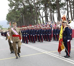 Su Majestad el Rey pasa revista a la fuerza