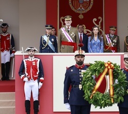 Sus Majestades los Reyes y Su Alteza Real la Princesa de Asturias en la Tribuna Real durante el acto de la ofrenda de la corona de laurel