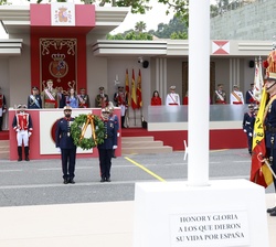 Sus Majestades los Reyes y Su Alteza Real la Princesa de Asturias en la Tribuna Real durante el acto de la ofrenda de la corona de laurel
