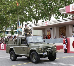 Sus Majestades los Reyes y Su Alteza Real la Princesa de Asturias en la Tribuna Real al paso de los vehículos participantes en el desfile