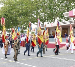 Sus Majestades los Reyes y Su Alteza Real la Princesa de Asturias en la Tribuna Real durante el desfile terrestre del Día de las Fuerzas Armada